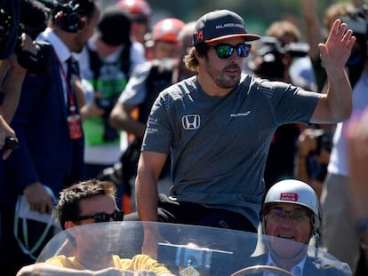 Fernando Alonso, este domingo, en el Autodromo de Monza en un desfile de coches históricos.