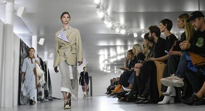 Varias modelos desfilan con la colecci&oacute;n para el pr&oacute;ximo verano de Loewe, este viernes en Par&iacute;s.