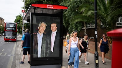 Una foto de Trump y Epstein en Florida, en 1997, instalada por un artista en una parada de autobús en Londres, esta semana.