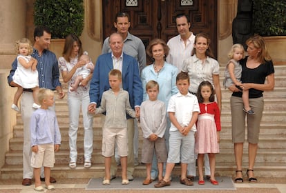 El posado veraniego en Palma de 2007 sería el último con la familia al completo. Unos meses más tarde, en noviembre, la Casa Real anunció que la infanta Elena y Jaime de Marichalar habían decidido de mutuo acuerdo un "cese temporal de la convivencia". Una confirmación que llegó después de meses de rumores sobre una grave y prolongada crisis. 12 años después de contraer matrimonio y con dos hijos en común, el matrimonio decidió separar sus caminos. Tras conocerse la separación, la primogénita de los eméritos se mudó junto a sus dos hijos a una casa unifamiliar en el barrio Salamanca de Madrid. No fue hasta noviembre de 2009 cuando el ya exmatrimonio firmó el divorcio.