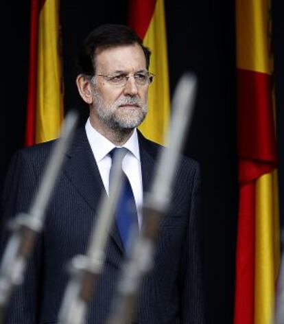 Mariano Rajoy observa en la tribuna el paso de las tropas. 