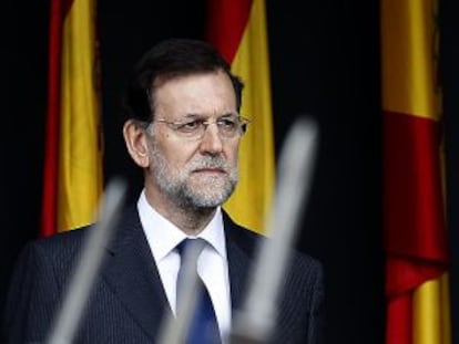 Mariano Rajoy observa en la tribuna el paso de las tropas. 