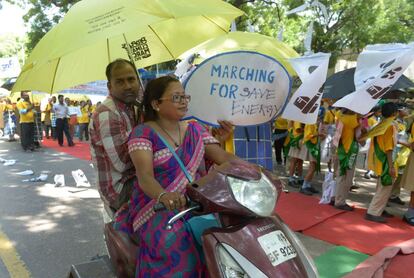 Una pareja de manifestantes en motocicleta en la ciudad de New Delhi, capital de India. 