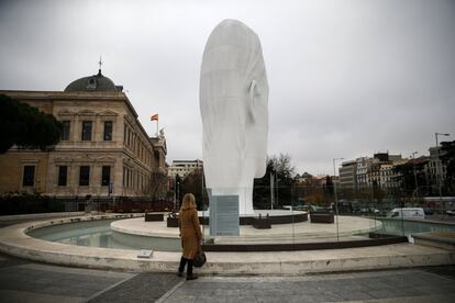 'Julia', la escultura de Jaume Plensa en Colón, vista desde atras. 