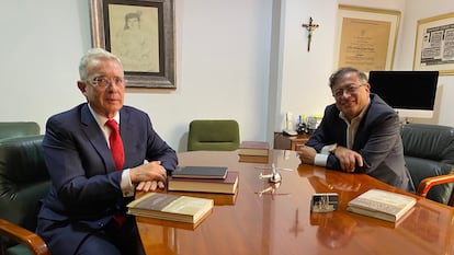 El expresidente de Colombia, Álvaro Uribe, y el presidente electo de Colombia, Gustavo Petro, durante una reunión en Bogotá, Colombia en 2022.