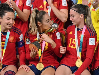 Olga Carmona besa el trofeo del Mundial Femenino de Fútbol rodeada de sus compañeras el domingo 20 de agosto.