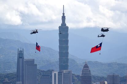 Varios helicópteros izan banderas gigantes de Taiwán durante un ensayo del desfile del día nacional de Taiwán