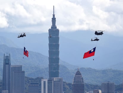 Varios helicópteros izan banderas gigantes de Taiwán durante un ensayo del desfile del día nacional de Taiwán