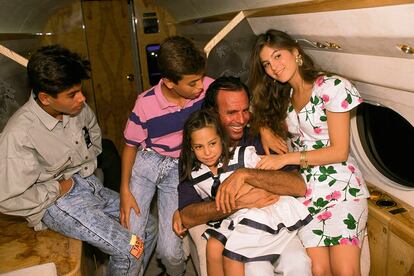Chábeli junto a sus hermanos y Julio Iglesias en un avión privado.