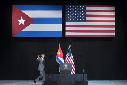 El presidente de EEUU, Barack Obama, saluda antes de pronunciar un discurso en el Gran Teatro Alicia Alonso de La Habana (Cuba).