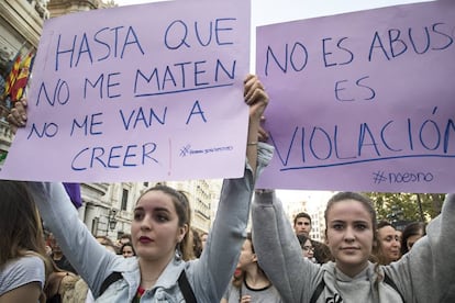 Dos jóvenes portan carteles durante la concentración frente al Ayuntamiento de Valencia.