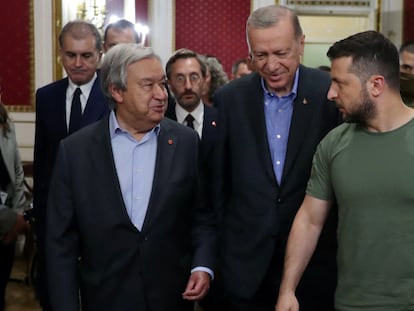Desde la izquierda, António Guterres, secretario general de la ONU; Recep Tayyip Erdogan, presidente de Turquía, y Volodímir Zelenski, presidente de Ucrania, antes de prensa este jueves en Lviv (Ucrania).