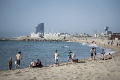 La platja de Bogatell durant els primers dies de la fase zero. 