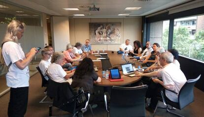 Representants del comitè de TV3 tancats a la sala de reunió de la Corporació.