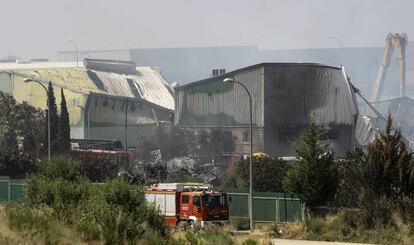 Bomberos en la planta incendiada de Chiloeches. 