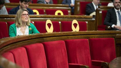 La diputada Elsa Artadi junto a lazos amarillos en el Parlament. 