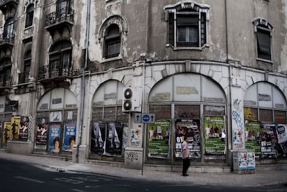 Numerosos edificios del centro de Lisboa muestran su abandono, como este de la calle de Eça de Queiroz, cerca de la plaza del Marqués de Pombal y la Avenida da Liberdade.