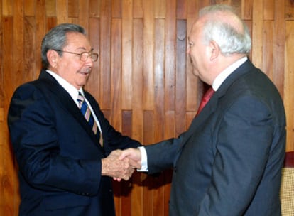 El ministro español saluda al presidente cubano en su encuentro en La Habana.