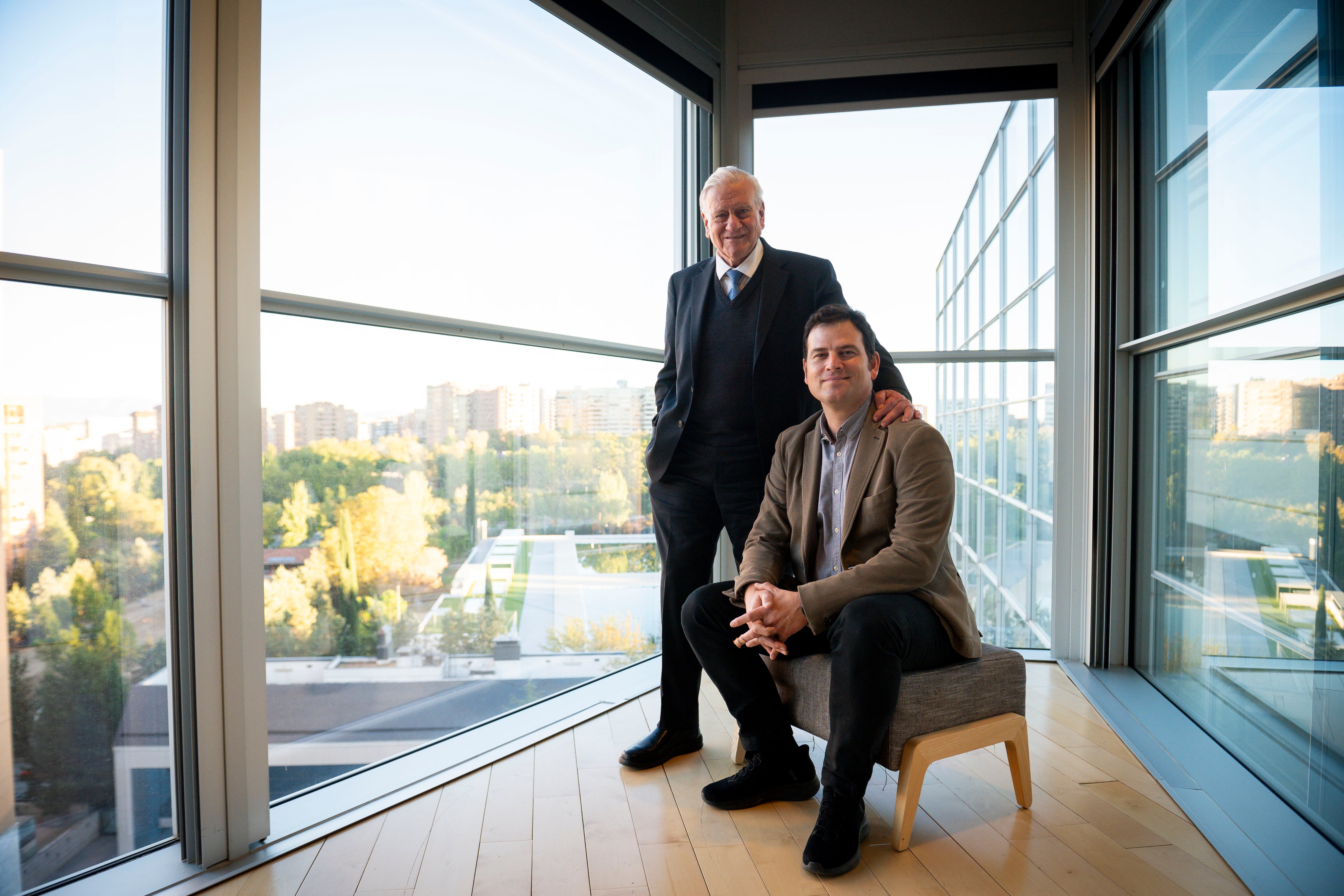 Los cardiólogos Valentín Fuster y Borja Ibáñez, en el Centro Nacional de Investigaciones Cardiovasculares, en Madrid.