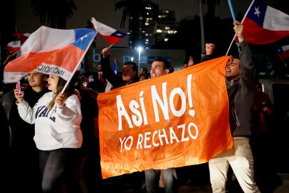 Personas que rechazan el proyecto de la nueva Constitución celebran después de conocer los resultados del referéndum, en Vaparaíso, el 4 de septiembre.