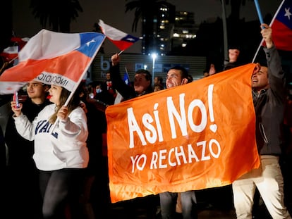 Personas que rechazan el proyecto de la nueva Constitución celebran después de conocer los resultados del referéndum, en Vaparaíso, el 4 de septiembre.