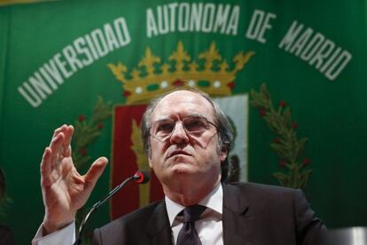 El candidato del PSOE a la Presidencia de la Comunidad de Madrid, Ángel Gabilondo, durante su intervención en la conferencia "Canciones por la Paz", que se ha celebrado en la Universidad Autónoma de Madrid