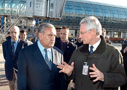 Jean-Pierre Raffarin (izquierda) escucha al presidente de los aeropuertos de París, Pierre Graff.