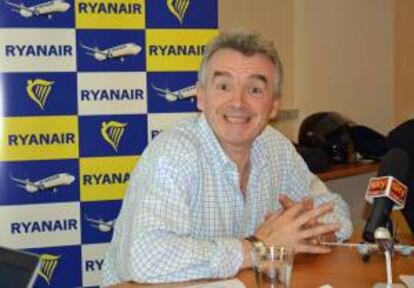 El presidente de la aerolínea de bajo coste irlandesa Ryanair, Michael O'Leary, gesticula durante una rueda de prensa en Roma. EFE/Archivo