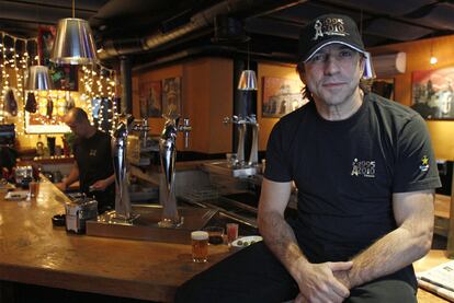 Toni Bonanno, en la barra de su local, que cumple 15 años de vida.