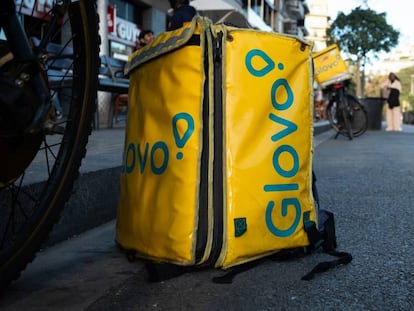 Bolsa de reparto a domicilio de Glovo. 