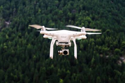 Un dron sobrevolando un bosque en Grecia Jason Blackeye