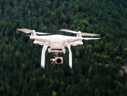 Un dron sobrevolando un bosque en Grecia Jason Blackeye 