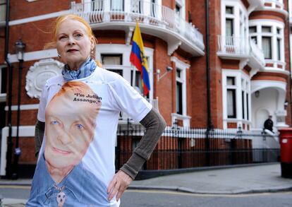 Vivienne Westwood posa con una camiseta en apoyo a Julian Assange frente a la embajada de Ecuador en Londres, en 2012