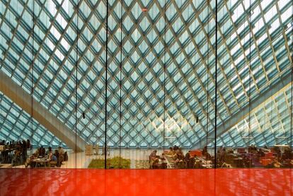 Proyectada en 1999 por Rem Koolhaas, la Biblioteca Central de Seattle (<a href="https://www.spl.org/" rel="nofollow" target="_blank">spl.org</a>) es uno de los edificios más visitados de la ciudad estadounidense desde que abrió al público sus puertas, y su colección de millones de libros y documentos, en 2004. El edificio tiene unos 34.000 metros cuadrados y está equipado con las últimas tecnologías. Por fuera llama la atención su fachada de vidrio y acero, mientras que en el interior cautiva su diseño en forma de cajas superpuestas. Una de las premisas fundamentales del edificio es que estuviera lo más abierto al público posible, y para ello el arquitecto neerlandés (galardonado con el premio Pritzker en el año 2000) trató de que el espacio interior, y su original distribución, pudieran ser vistos desde el exterior, tanto de día como de noche. Y, a su vez, que los espacios interiores recibiesen la mayor cantidad de luz natural posible. El resultado es un edificio enormemente luminoso que se ha convertido en un icono de <a href="https://elviajero.elpais.com/elviajero/2012/07/04/actualidad/1341410221_729171.html" rel="nofollow" target="_blank">Seattle</a>.