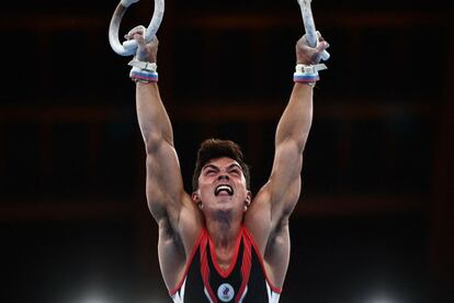 El ruso Artur Dalaloyan compite en una prueba clasificatoria de gimnasia artística masculina, este sábado en Tokio.