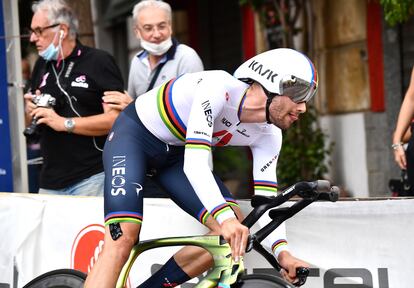 Filippo Ganna, durante la contrarreloj de este sábado en el Giro.