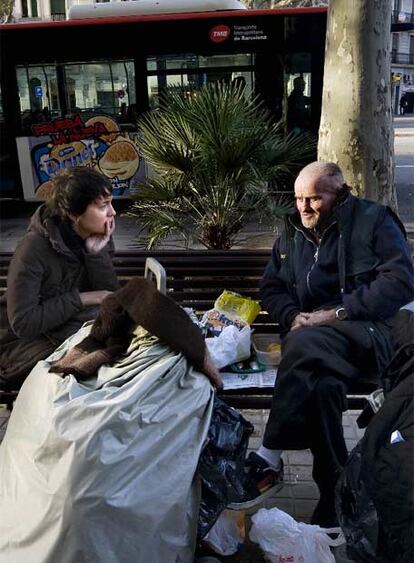 La enfermera Isabel Martínez atiende a un <i>sin techo</i> en el paseo de Sant Joan.