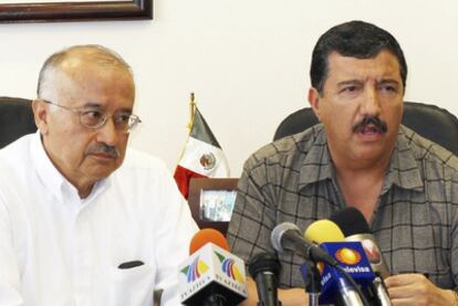 Hugo Andrés Araujo, secretario de Gobierno de Tamaulipas, y (a la derecha) Antonio Garza García, secretario de Seguridad, informan sobre la fuga.