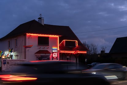 Rótulo del Boys club en Bekkevoort (Bélgica), localidad en la que se encuentran variedad de clubs al lado de una concurrida carretera.