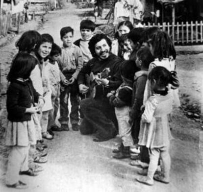 V&iacute;ctor Jara cantando para un grupo de ni&ntilde;os