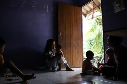 Hla Hla Win con su hija y otras supervivientes de violencia doméstica en el refugio para mujeres de Freedom Restoration Project en Mae Sot, Tailandia, en agosto de 2022.