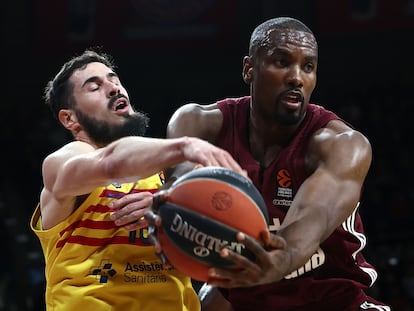 Kalinic e Ibaka pugnan por la pelota en el duelo Bayern-Barcelona.