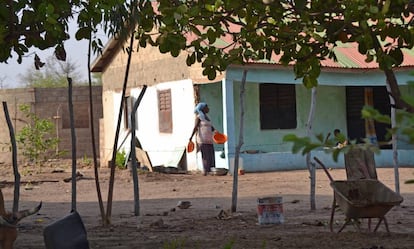 En los últimos diez años, Jirong ha pasado de estar deshabitado a albergar a unas 60 personas. Bananeros, naranjos y casas como la de la imagen han posibilitado la repoblación.