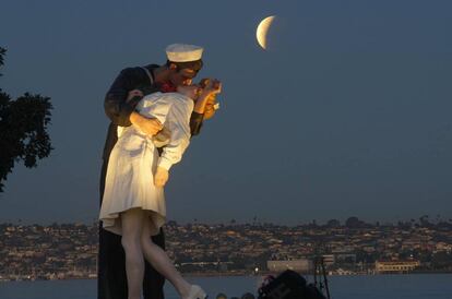 La famosa estatua del beso de San Diego (California) junto a la superluna.