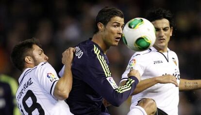 Ronaldo, entre Víctor Ruiz y Ricardo Costa.