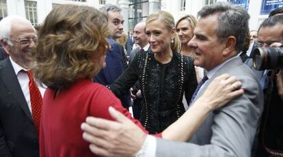 Botella, Cifuentes y Foxá, en la entrega de medallas en Cibeles.