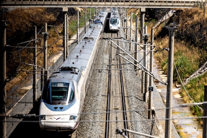 Dos de los trenes afectados por el robo de cobre el pasado 4 de mayo en la comarca de La Sagra.