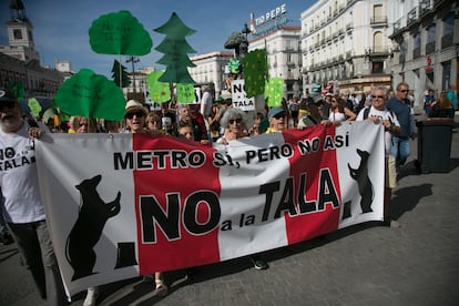 Varios manifestantes sostienen un cartel contra la tala de árboles de Madrid, a la cabeza de la protesta en la Puerta del Sol este domingo.