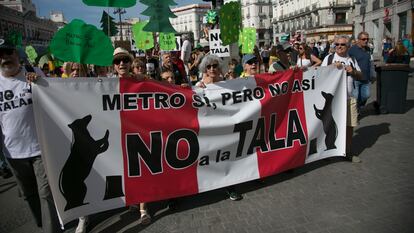 Decenas de personas protestan durante una manifestación contra la tala de árboles por la ampliación de la línea 11 de Metro, en la Puerta del Sol, el pasado 8 de octubre.