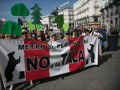 Decenas de personas protestan durante una manifestación contra la tala de árboles por la ampliación de la línea 11 de Metro, en la Puerta del Sol, el pasado 8 de octubre.